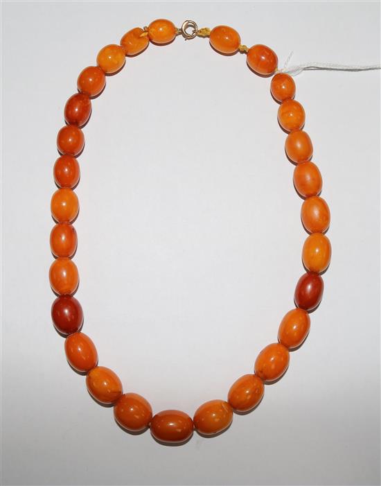 A single strand amber bead necklace, gross 53 grams, 46cm.